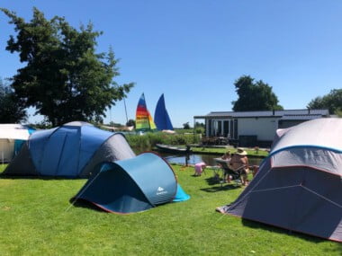 Camping de hof camperen langs het water