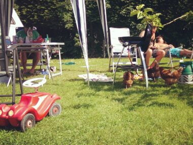 Boerderijcamping Melkveehouderij Woutrinahoeve barbecueën in de zon 